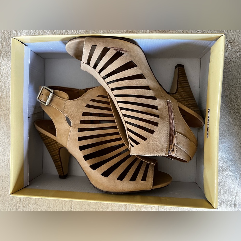 Open toe Sandal. Beige size 10. Zipper on side. Worn like 4 times.